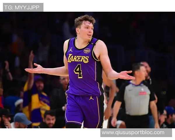 季前赛迎战湖人太阳队晒出布克马威帅气登机照引发关注