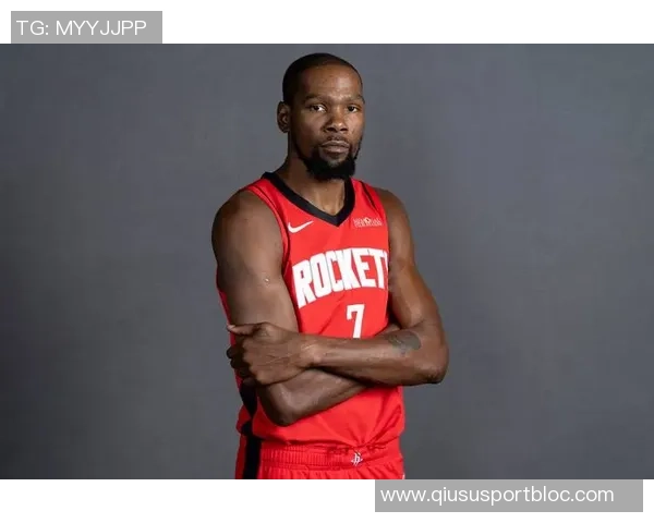 杜兰特场边轻松愉快与火箭助教艾维畅谈免战牌背后心态揭秘