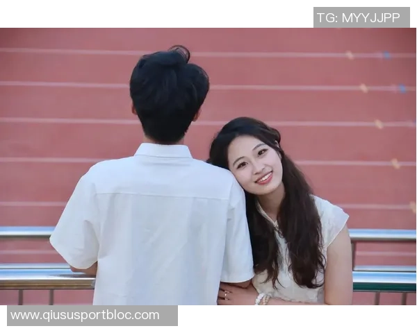 亚马尔与女友甜蜜热吻瞬间曝光眼中只映出彼此的爱意与幸福